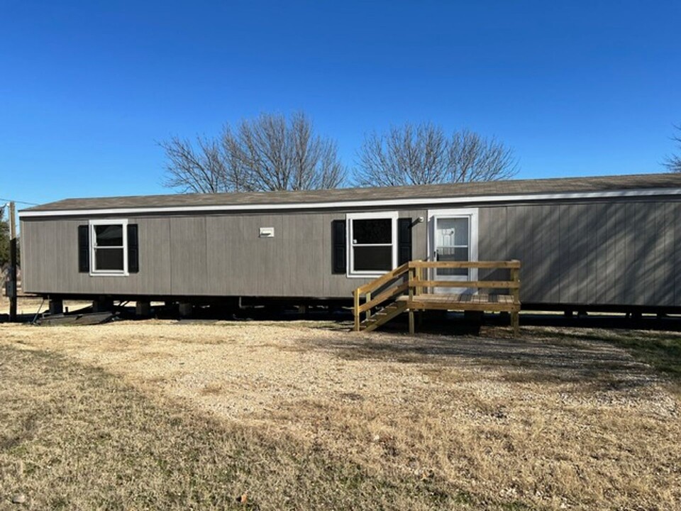 223 Clover Dr in Poolville, TX - Building Photo