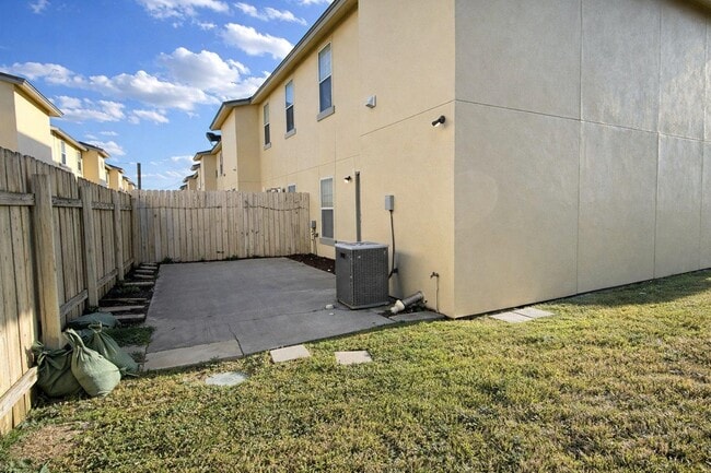 1000 Ranchway Dr in Laredo, TX - Building Photo - Building Photo
