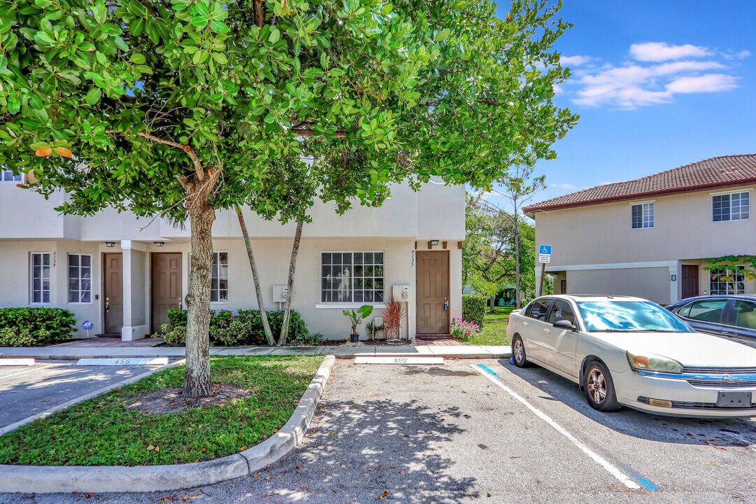 4135 Napoli Lake Dr in West Palm Beach, FL - Foto de edificio