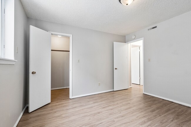 Leavitt Park Apartments - Waterloo, IA in Waterloo, IA - Building Photo - Building Photo