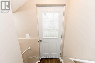 8 Charlemagne Ave in Barrie, ON - Building Photo - Building Photo
