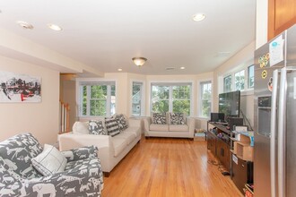 383 Hyde Park Ave, Unit 2 in Boston, MA - Building Photo - Building Photo