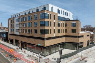 Canvas at Leland Plaza in Chicago, IL - Building Photo