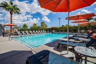 Colton Apartments in Henderson, NV - Foto de edificio - Building Photo