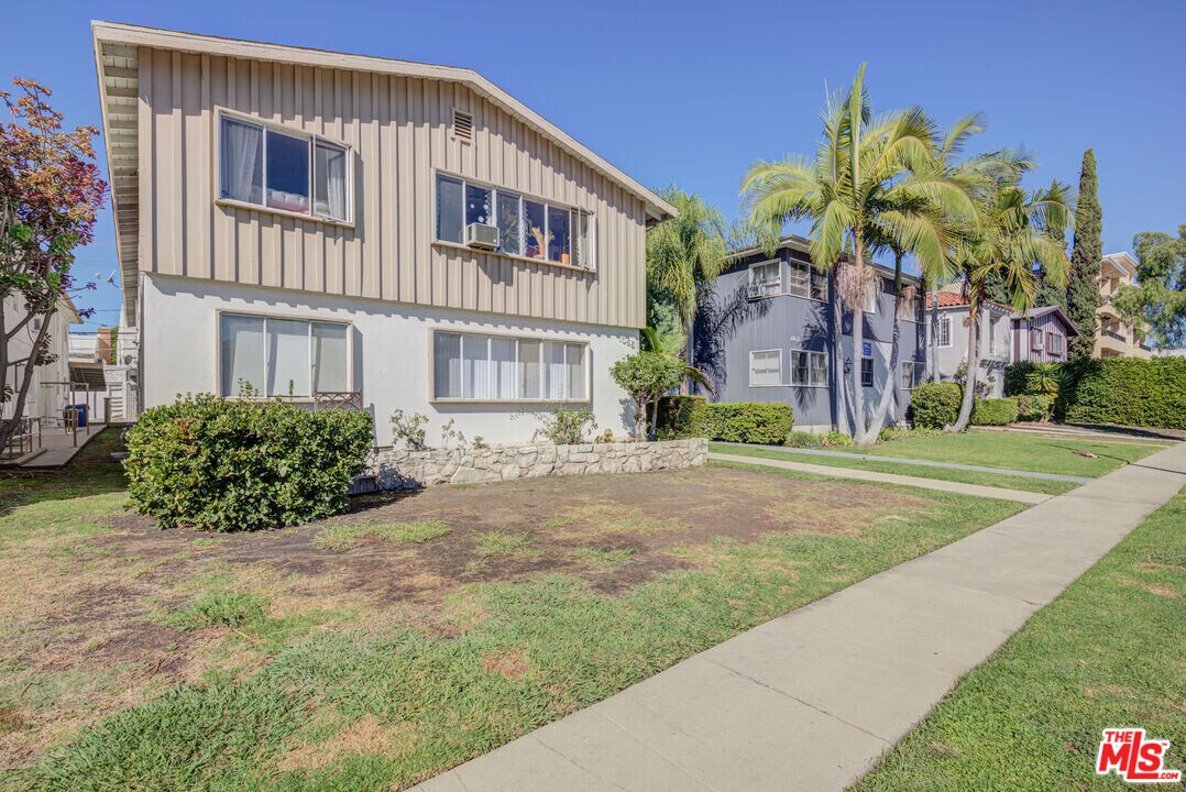 1055 S Wooster St in Los Angeles, CA - Building Photo