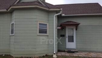 302 E 7th St in Pittsburg, KS - Building Photo