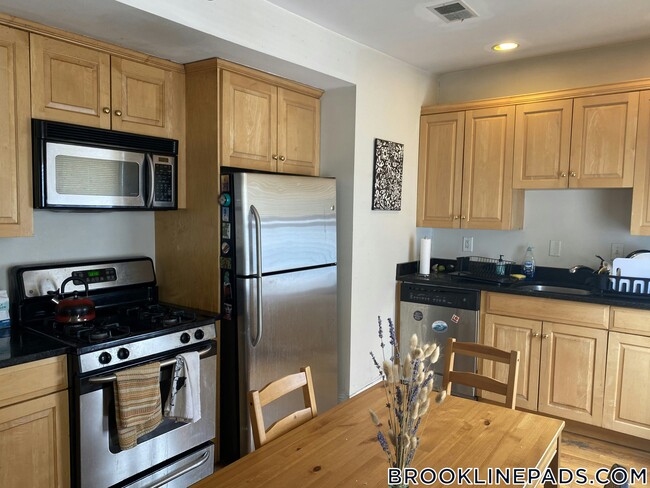 23 Aspinwall Ave in Brookline, MA - Building Photo - Building Photo
