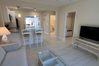 191 Anchorage St, Unit B in Fort Myers Beach, FL - Foto de edificio - Building Photo