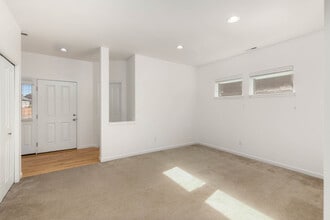 7704 NE 200th St in Kenmore, WA - Building Photo - Building Photo