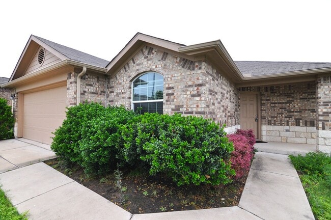 106 Leona River Trl