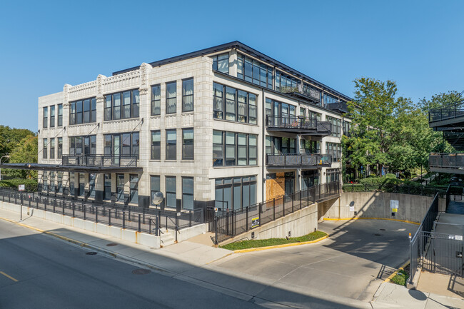 University Commons VI in Chicago, IL - Building Photo - Building Photo