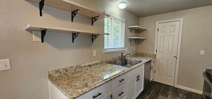 1090 NE Hefley St in Grants Pass, OR - Building Photo - Building Photo