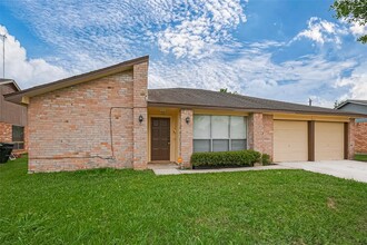 8311 Bird Run Dr in Missouri City, TX - Building Photo - Building Photo