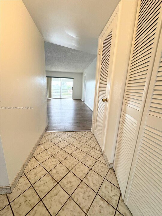 8435 Sunrise Lakes Blvd in Sunrise, FL - Building Photo
