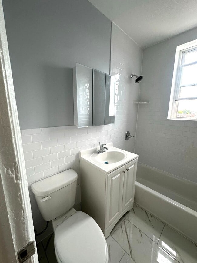 912 90th St in North Bergen, NJ - Foto de edificio - Building Photo