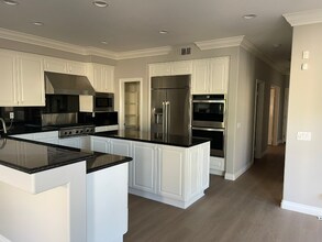 19140 Chandon Ln in Huntington Beach, CA - Foto de edificio - Building Photo