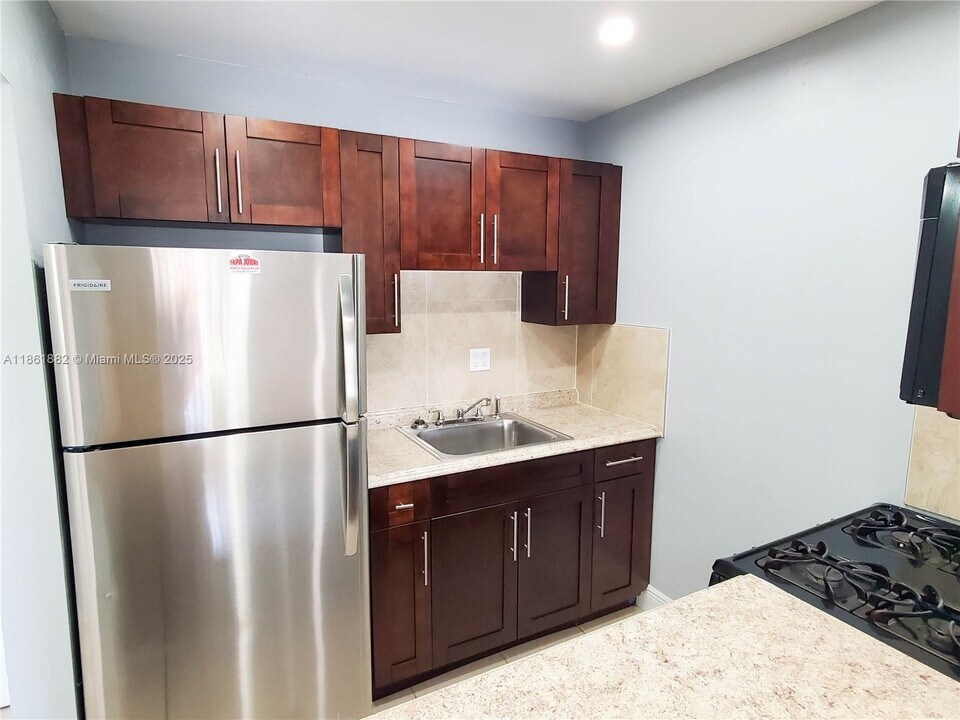 1255 W 53rd St in Hialeah, FL - Building Photo