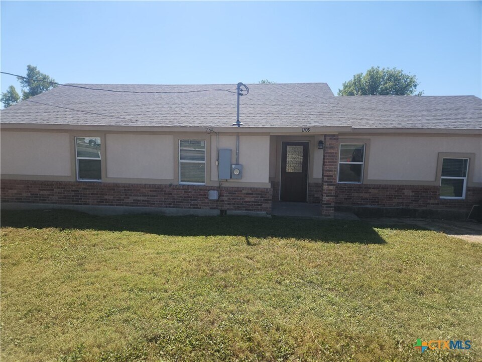 1709 E Avenue H in Temple, TX - Building Photo