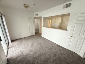 6955 N Durango Dr in Las Vegas, NV - Foto de edificio - Building Photo