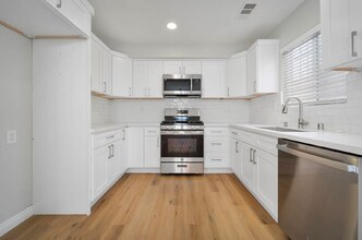 10306 S Main St, Unit Front in Los Angeles, CA - Foto de edificio - Building Photo