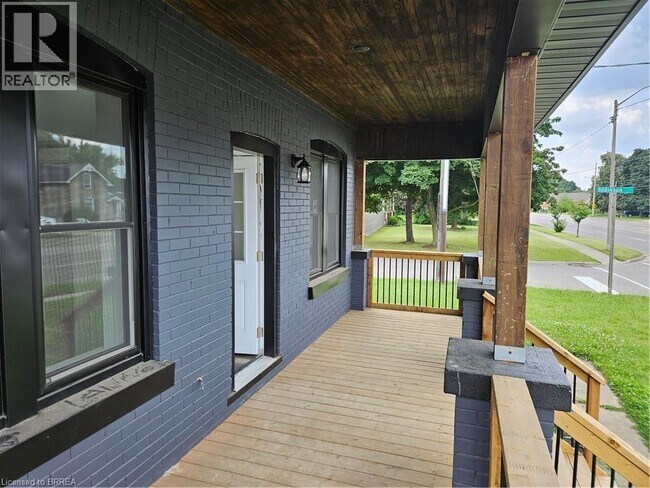 753 Colborne St E in Brantford, ON - Building Photo - Building Photo