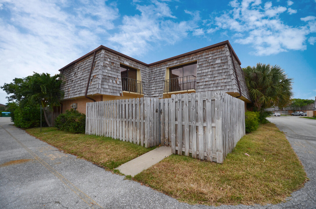 77 Lake Arbor Dr in Palm Springs, FL - Building Photo