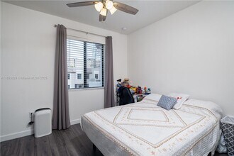 21464 SW 3rd St in Miami, FL - Foto de edificio - Building Photo