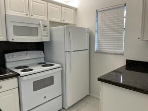 220 SW 9th Ave, Unit 417 in Hallandale Beach, FL - Building Photo - Building Photo
