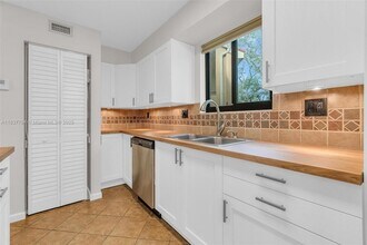15405 Miami Lakeway N, Unit 209 in Miami Lakes, FL - Building Photo - Building Photo