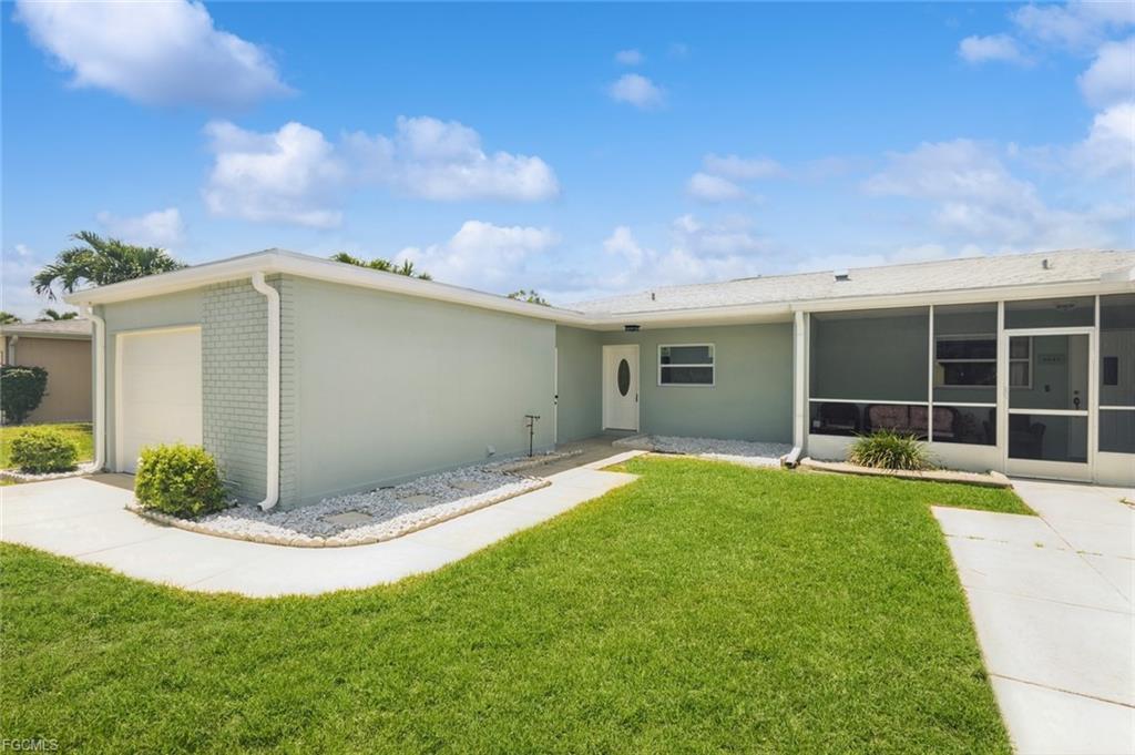 2180 Leisure Ln in Ft. Myers, FL - Foto de edificio