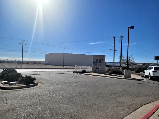 10051 Railroad Dr in El Paso, TX - Foto de edificio - Building Photo