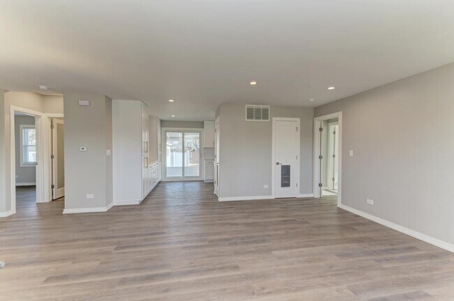 935 Elmwood Ln in Elk Grove Village, IL - Building Photo - Building Photo