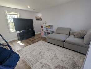 58 Hartford St in Natick, MA - Foto de edificio - Building Photo