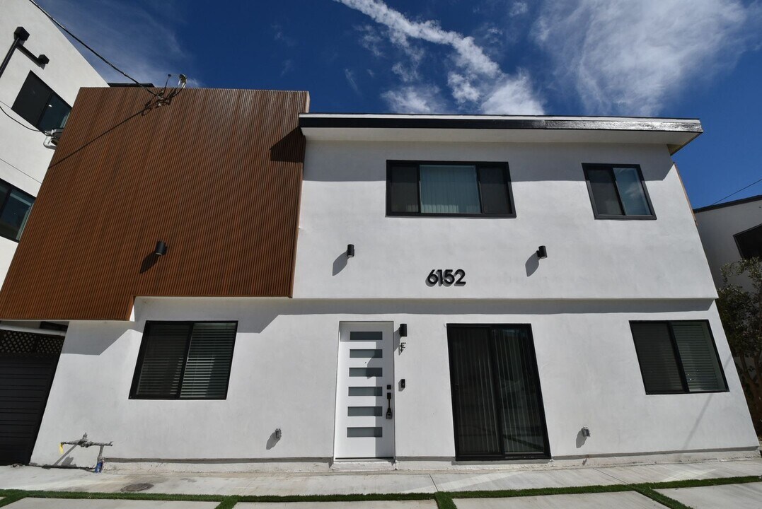 6152 Woodman Ave in Los Angeles, CA - Building Photo