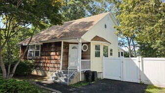 81 Parkwood Dr in Mastic Beach, NY - Building Photo