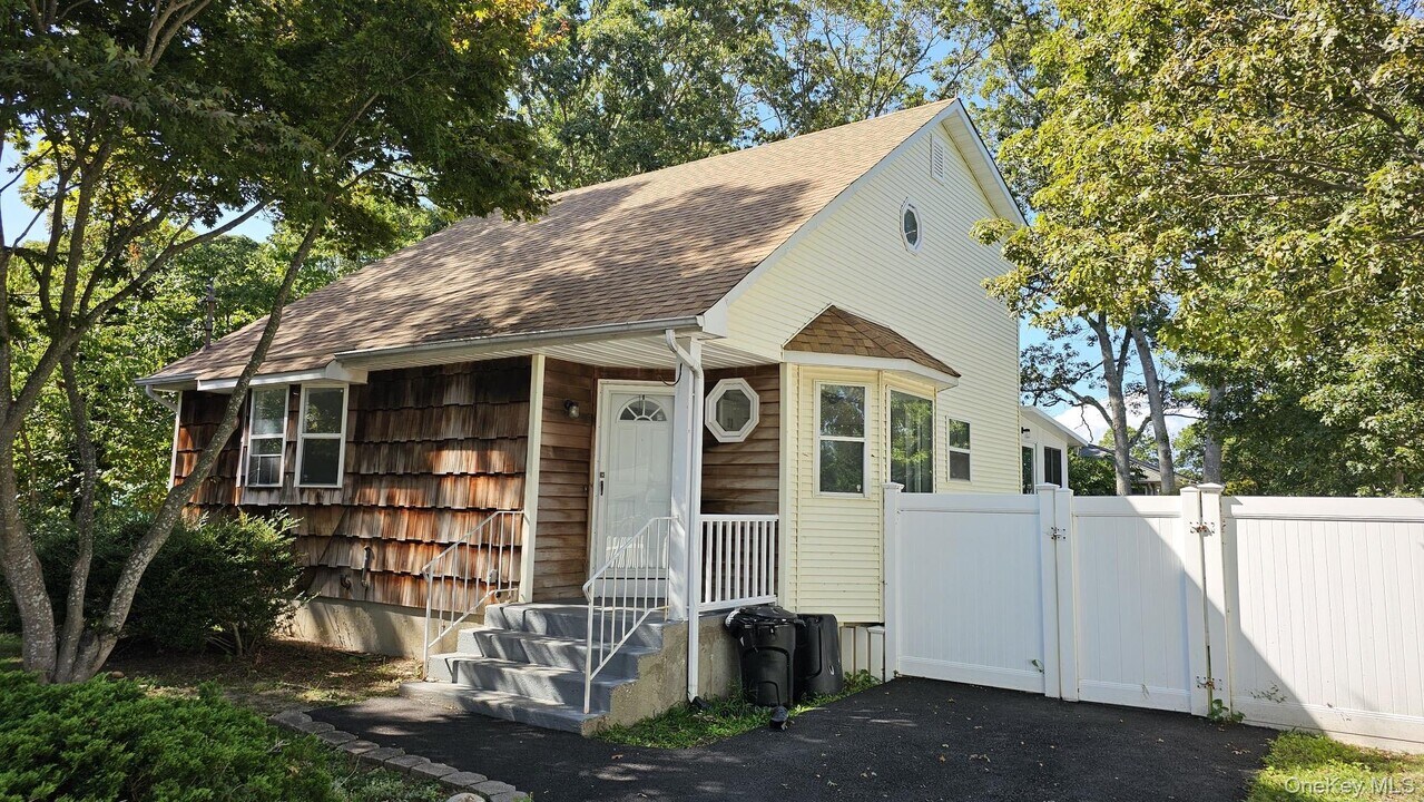 81 Parkwood Dr in Mastic Beach, NY - Building Photo