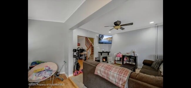 1727 Monroe Ave in Dunmore, PA - Foto de edificio - Building Photo