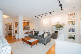 2057 N Seminary Ave in Chicago, IL - Building Photo - Building Photo