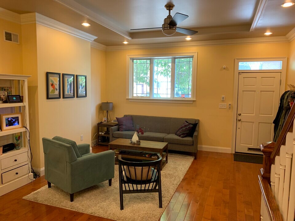 527 Catharine St in Philadelphia, PA - Building Photo