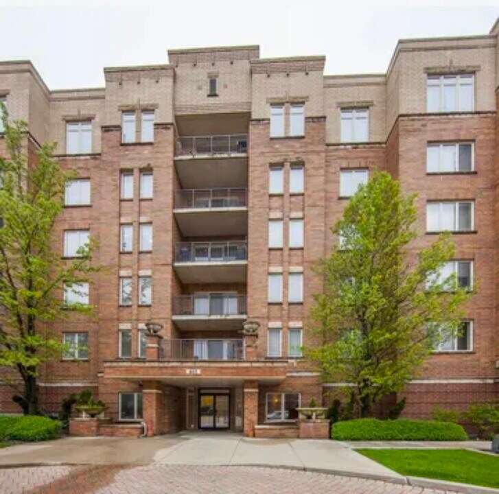 655 Perrie Dr, Unit 501 in Elk Grove Village, IL - Foto de edificio
