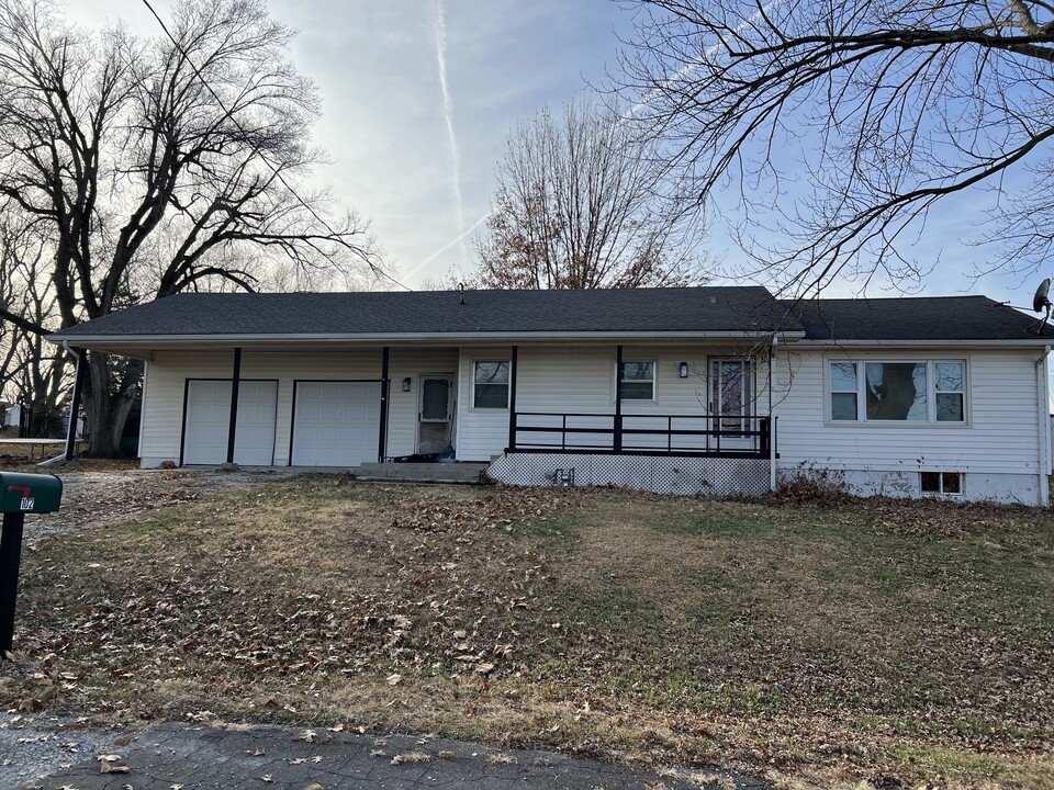 102 Franklin St in Lathrop, MO - Foto de edificio