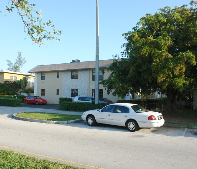 2335 NE 172nd St in North Miami Beach, FL - Building Photo - Building Photo