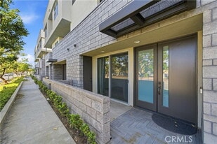 629 W 17th St in Costa Mesa, CA - Building Photo