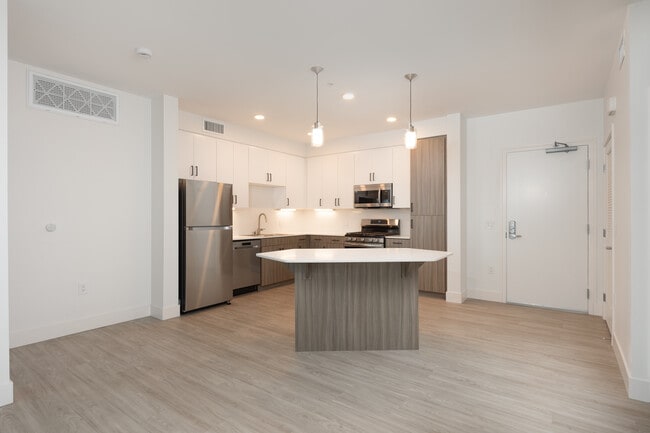 Enzo in Irvine, CA - Foto de edificio - Interior Photo