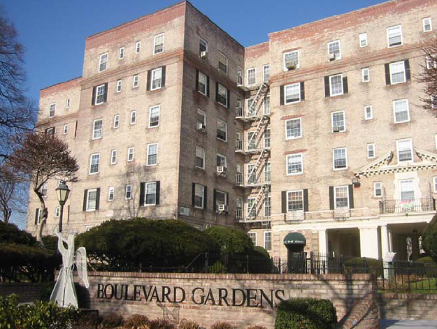 Boulevard Gardens in Woodside, NY - Foto de edificio