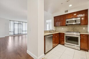 10 City Pl in White Plains, NY - Building Photo