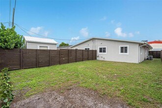 130 NW 57th St in Oakland Park, FL - Foto de edificio - Building Photo