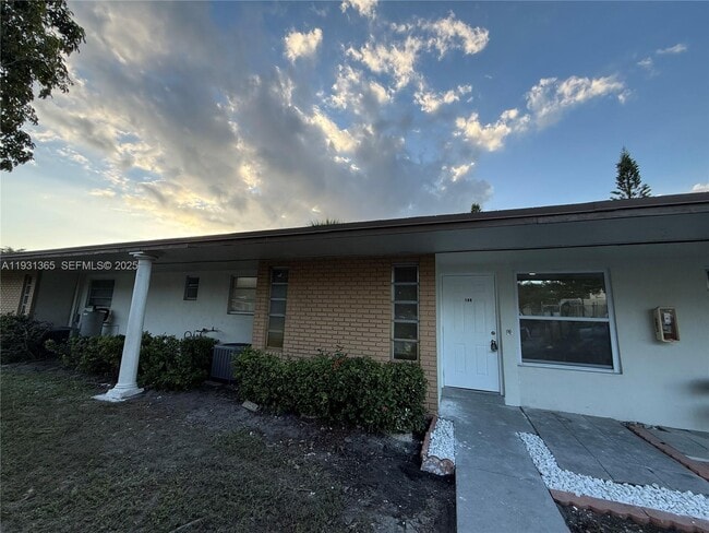 3033 NW 43rd Ave in Lauderdale Lakes, FL - Foto de edificio - Building Photo