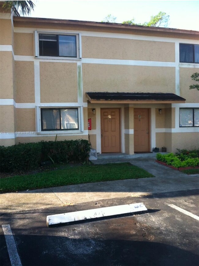 9462 Palm Cir S in Pembroke Pines, FL - Building Photo - Building Photo