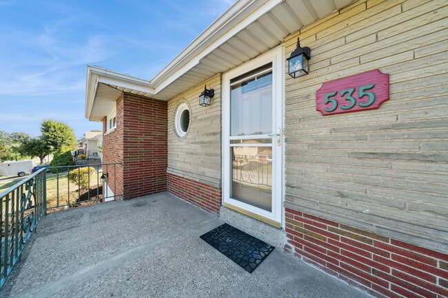 535 Hickory Dr in Greensburg, PA - Building Photo - Building Photo